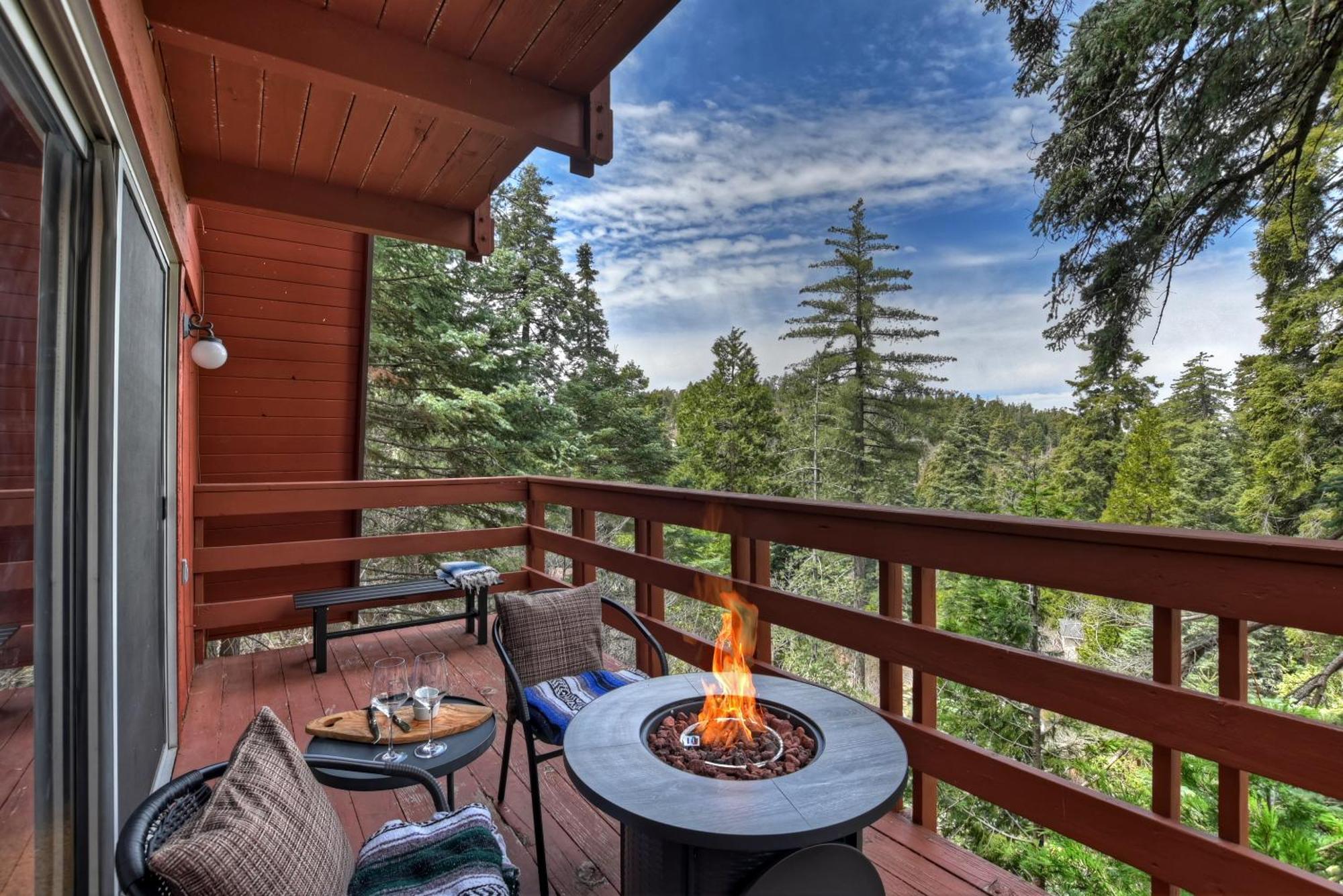 Pet & Kid Friendly Cozy Cabin, Bbq, Firepit, Outdoor Dining, Forest Views レイク・アローヘッド エクステリア 写真